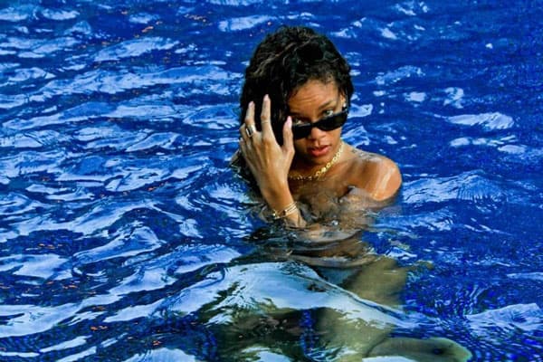 rihanna-topless-02