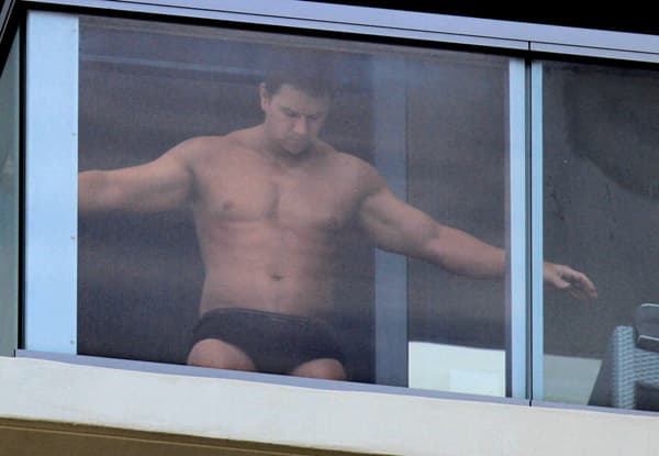 mark-wahlberg-underwear-spray-tan-05302012-01