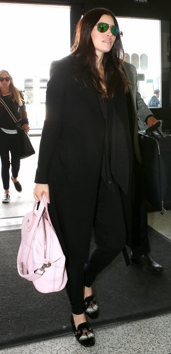 Jessica Biel keeps her Baby Bump hidden at LAX
