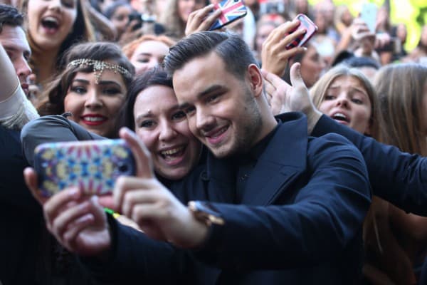 Liam je zastao kako bi se fotografisao sa fanovima (foto: evilbeetgossip)