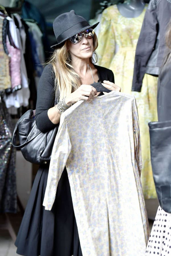 Sarah Jessica Parker gets in a little shopping on her visit to Rome **USA ONLY**