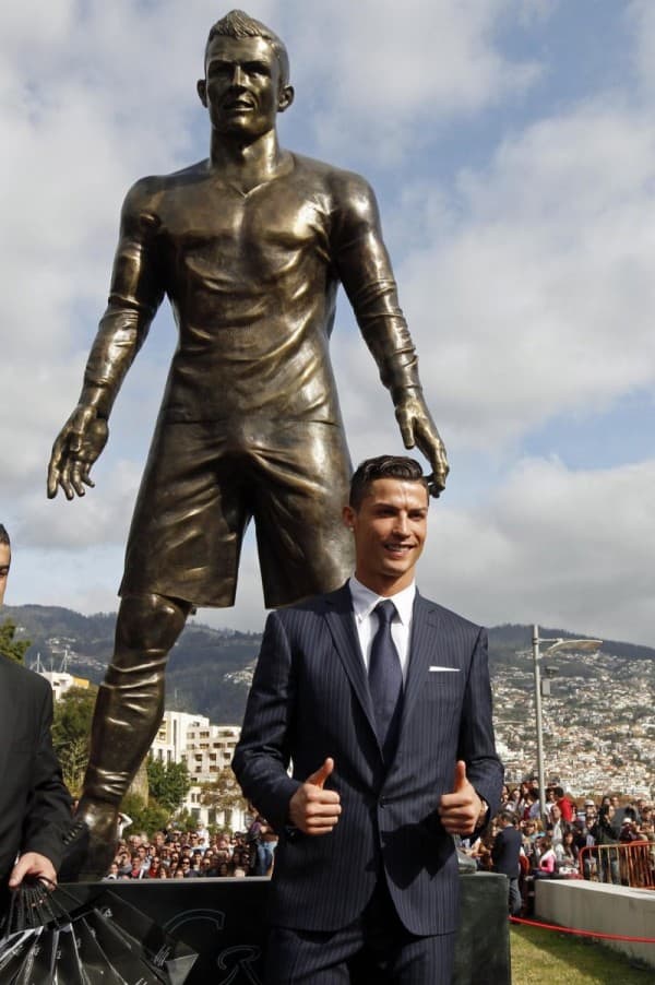 Fudbaler sa svojom statuom ( foto: New Now Next )