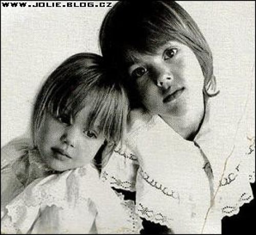 Anđelina Džoli sa bratom, kad su bili mali