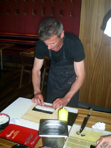 Rob Stjuart aka Nik Sloter priprema suši u restoranu Ginger