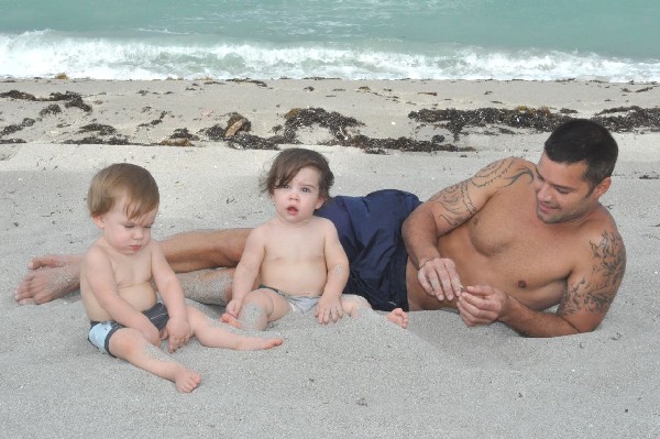 Riki Martin sa blizancima Mateom i Valentinom na plaži