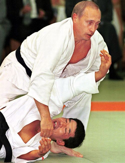 Vladimir Putin trenira karate
