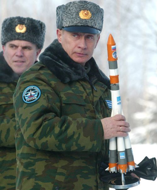 Vladimir Putin sa raketom u rukama