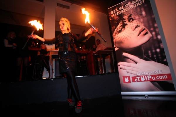 Devojka koja vrti vatru - Red Hot party