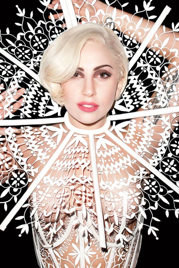 Lady Gaga rođena je kao Stefani Joanne Angelina Germanotta. Nekoliko je verziija kako je nastalo njeno umetničko ime, najpoznatija je ona da su joj ga osmislili marketinški magovi. (foto: HarpersBazaar)