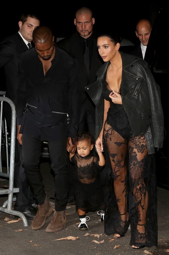 Porodica Kardashian-West na Givenchy reviji (foto: elle) 
