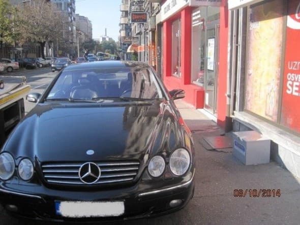 Automobil na trotoaru (foto: Srbija danas)