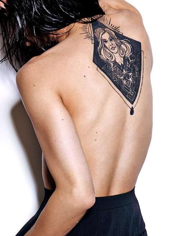 Tetovaža njene majke, Helge, na leđima (foto: Bild)