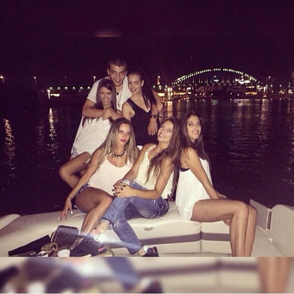 Naravno i slika sa lepim devojčicama dok plove po Savi (foto: Instagram)