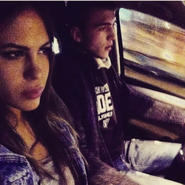 Veljko i Anika bez vezanih pojaseva u automobilu ne poštuju zakon a i ugrožavaju svoju bezbednost (foto: Instagram)