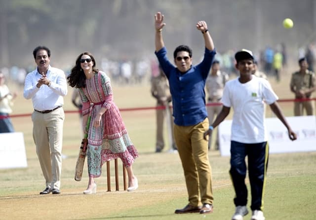 Vojvotkinja je pokazala kako igra kriket (foto: Rex)