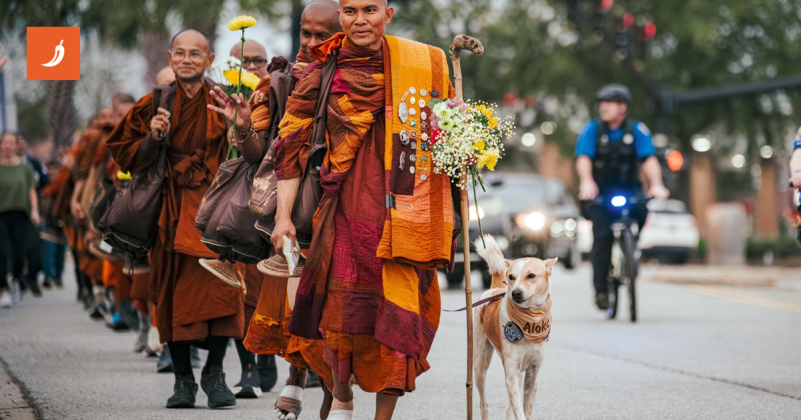 19 budističkih redovnika (i pas) šetaju SAD-om za mir. Stotine ih dočekuju s cvijećem