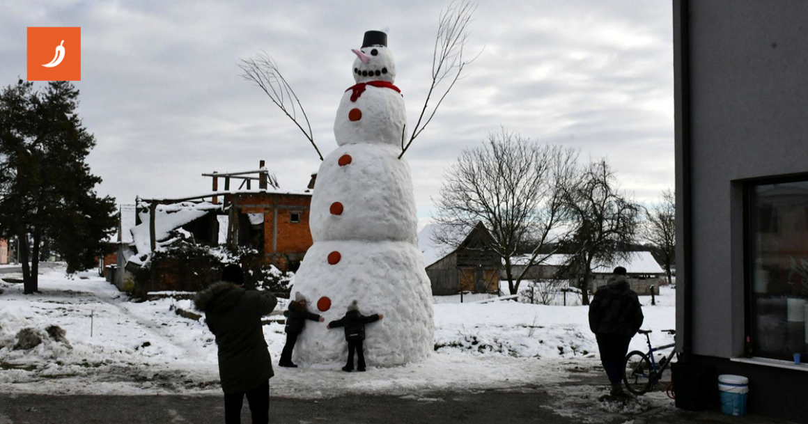 Divovski snjegović od 7.5 metara postao atrakcija u Banovcima