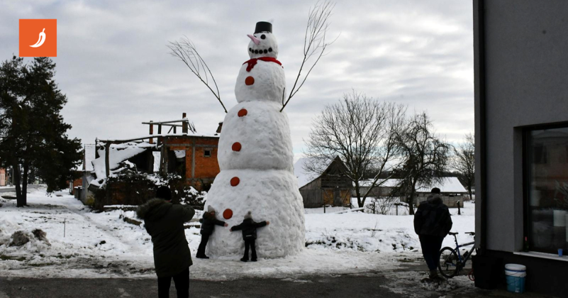 Divovski snjegović od 7.5 metara postao atrakcija u Banovcima