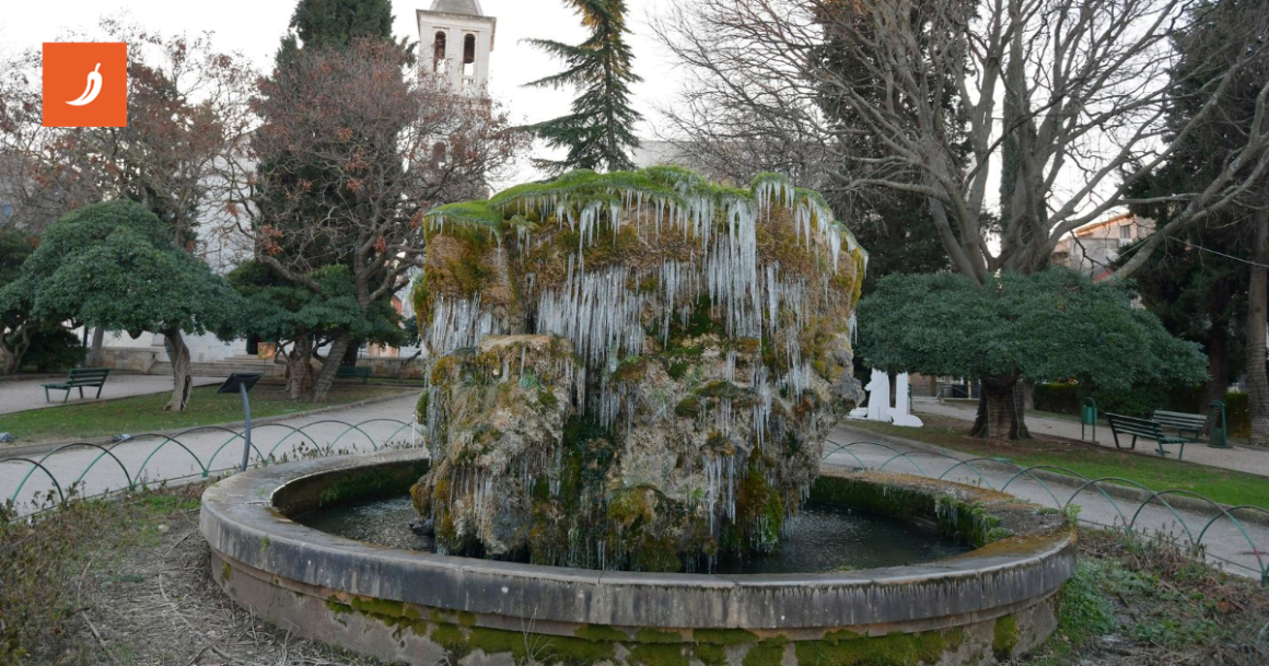 Niske temperature zaledile fontanu ispred crkve Gospe van grada u Šibeniku