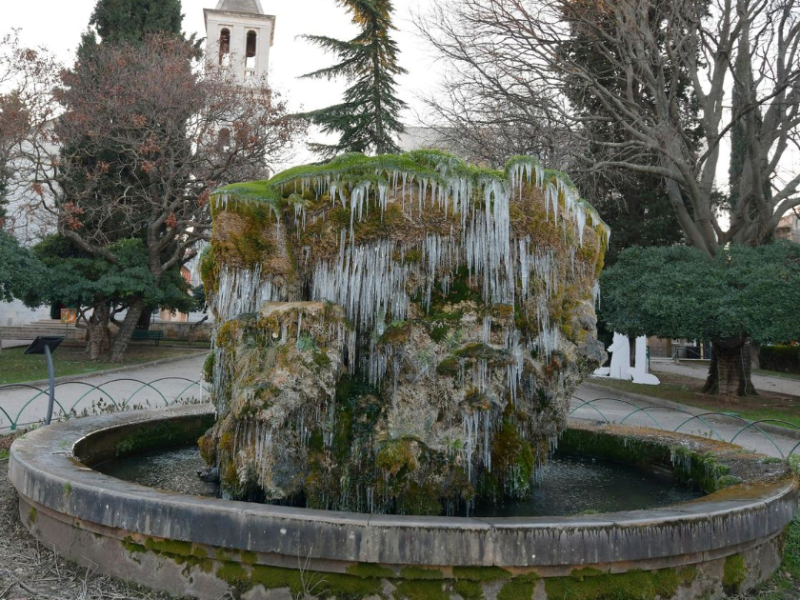 Niske temperature zaledile fontanu ispred crkve Gospe van grada u Šibeniku