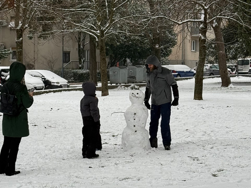 Snježne pahulje zabijelile Dalmaciju. Pogledajte čarobne prizore zimske idile
