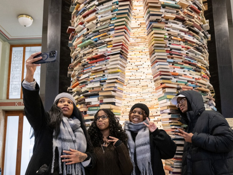 TikTok zaludio turiste u Pragu. Zbog skulpture od 8000 knjiga čekaju u redu do 2 sata