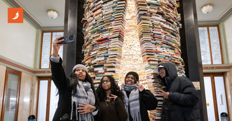 TikTok zaludio turiste u Pragu. Zbog skulpture od 8000 knjiga čekaju u redu do 2 sata