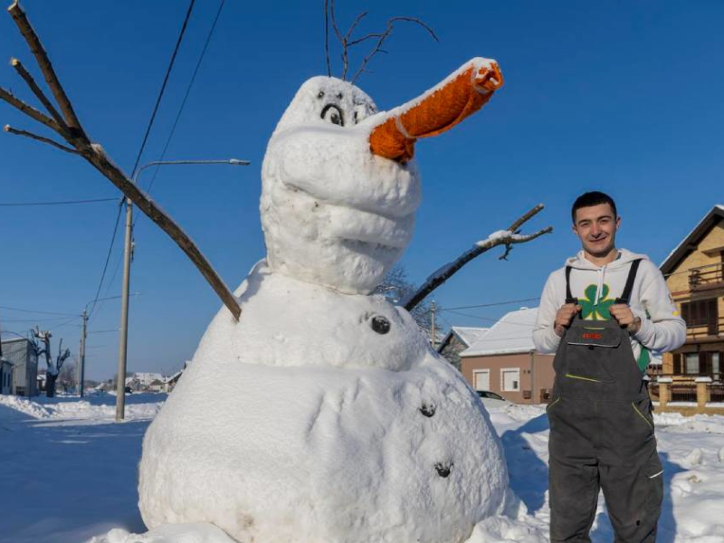 Vukašin u Bijelom Brdu napravio Olafa visokog tri metra: "Trebalo nam je 11 sati"